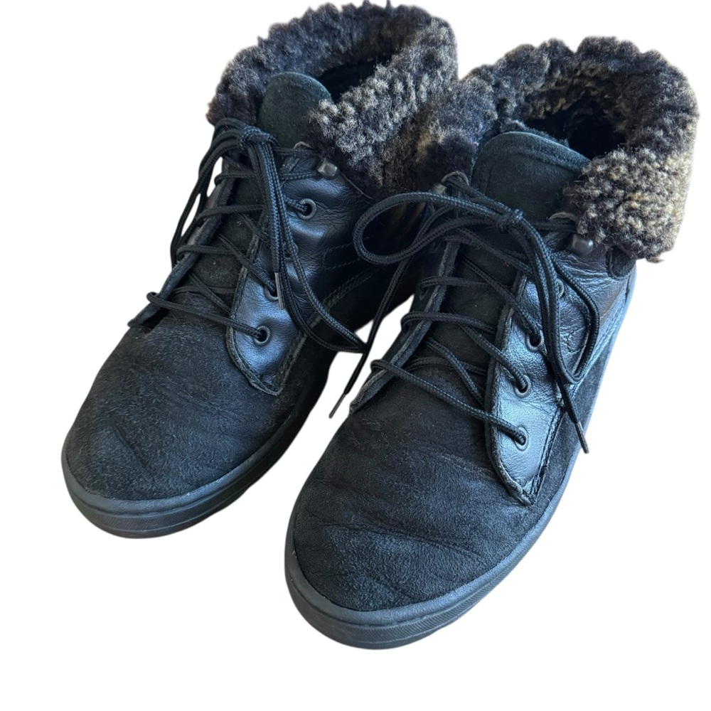 UGG Black Suede Lace Up Ankle Boots Sheepskin Women’s size 6
